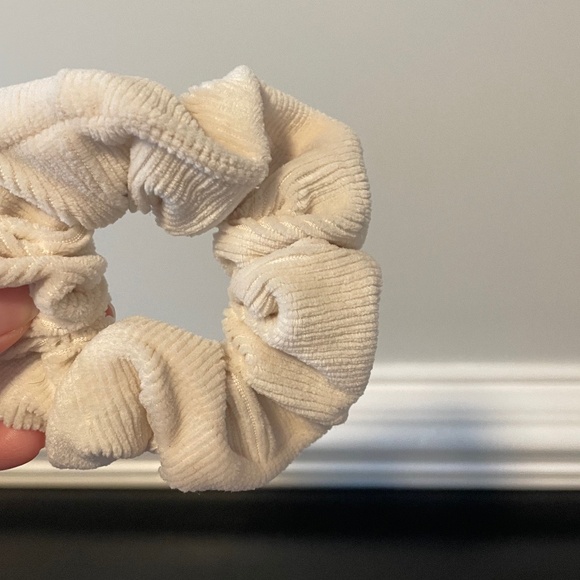 5 for $20: American Eagle scrunchies - Picture 5 of 7